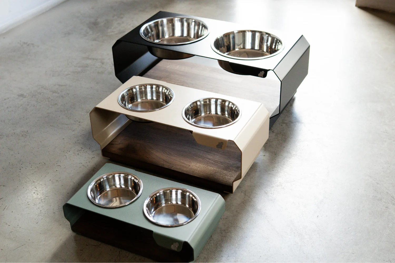 Drei-TierischEdel-Futterstationen-in-den-Farben-Olivgruen-Beige-und-Schwarz-mit-Edelstahlnaepfen-und-Holzauflage-in-verschiedenen-Groessen-edles-und-funktionales-Design-fuer-Hunde-und-Katzen