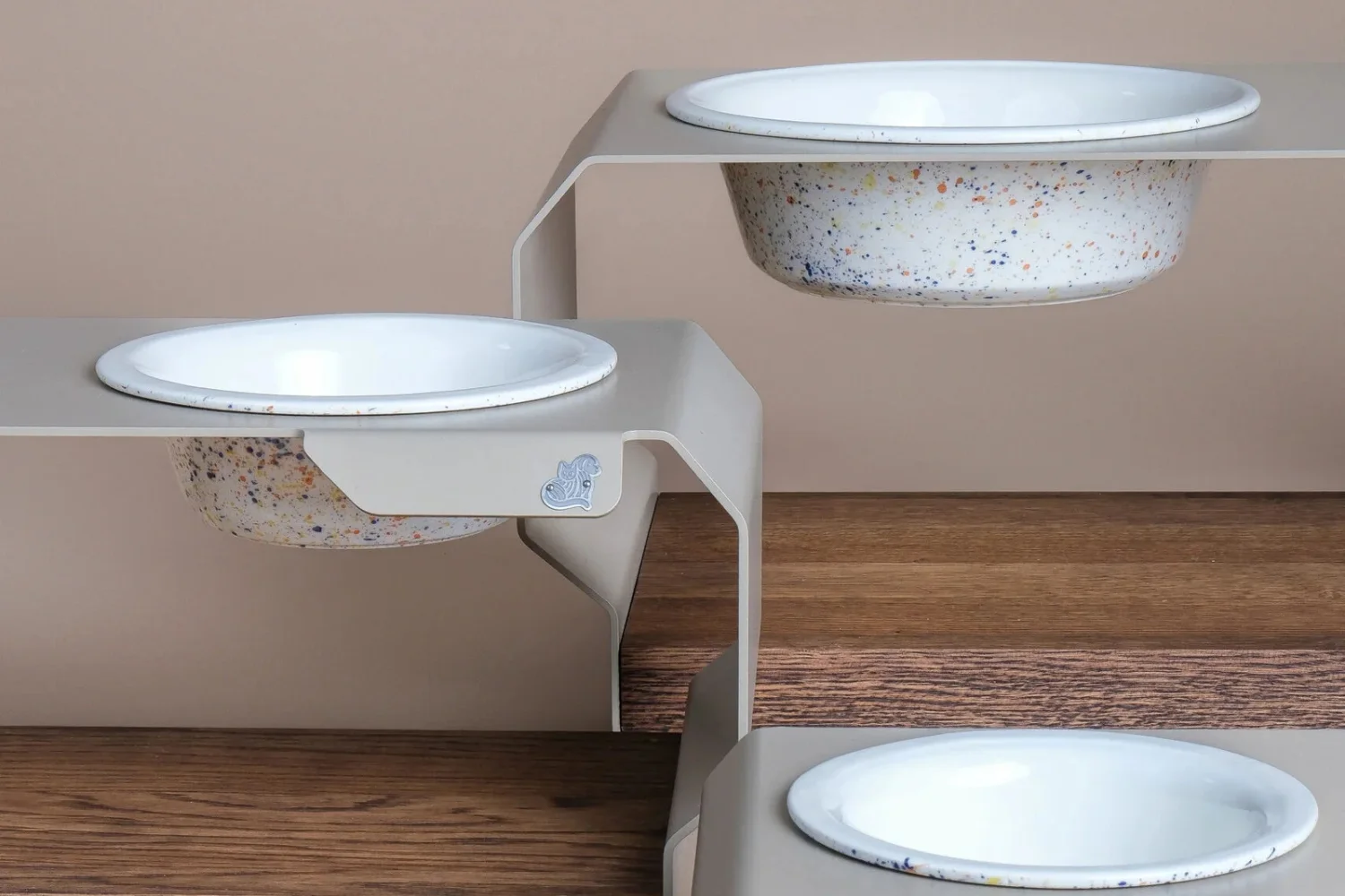 Futterstation-in-verschiedenen-Groessen-mit-handgefertigten-Keramiknaepfen-im-Sprenkelmuster-gefertigt-von-TierischEdel-aus-Eichenholz-und-Metallrahmen-modernes-hochwertiges-Design-fuer-Hunde-und-Katzen