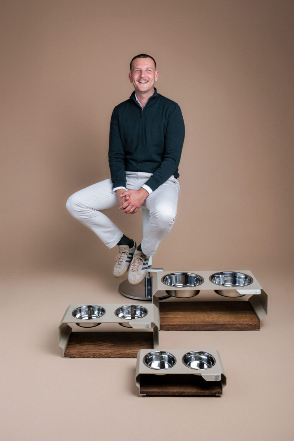 Gruender-von-TierischEdel-mit-den-drei-Futterstationen-in-Farbe-Beige-und-in-den-Groessen-S-M-und-L-jeweils-mit-Edelstahlnapfen