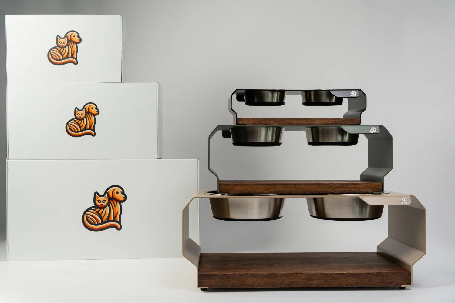 Mehrere-Futterstationen-in-allen-Groessen-mit-Edelstahlnapfen-und-Produktverpackung-auf-grauem-Boden-edles-und-modernes-Design-von-TierischEdel