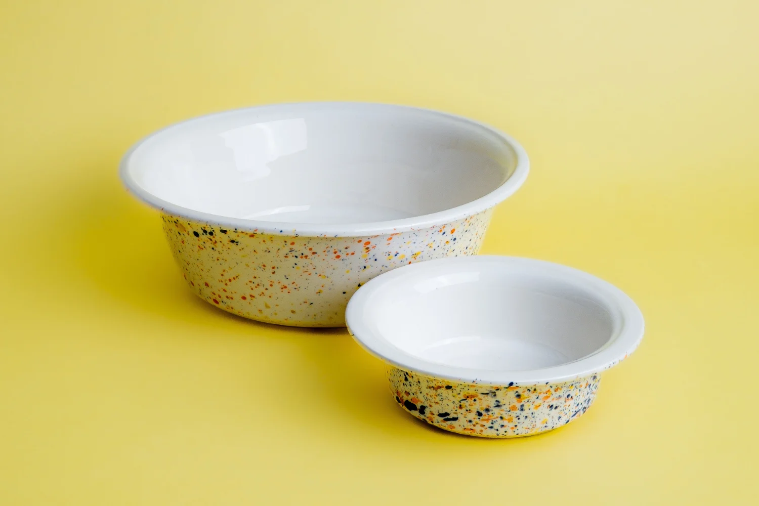 Keramiknapf-im-Sprenkelmuster-mit-TierischEdel-Logo-auf-der-Unterseite-handgefertigt-in-Portugal