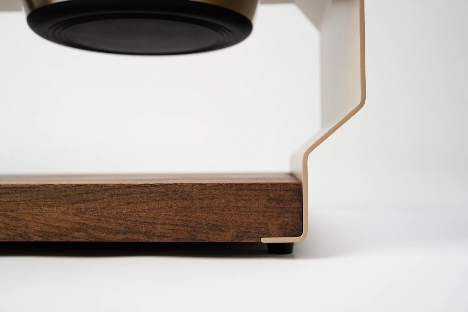 Nahaufnahme-der-edlen-TierischEdel-Futterstation-mit-Holzauflage-und-Metallrahmen-in-Beige-minimalistisches-und-hochwertiges-Design