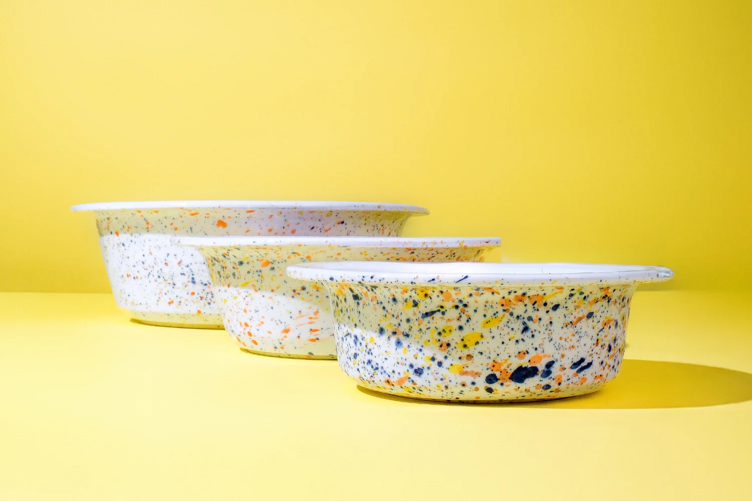 Drei-handgefertigte-TierischEdel-Keramiknaepfe-mit-Sprenkelmuster-Groessenvergleich-fuer-Hunde-und-Katzen