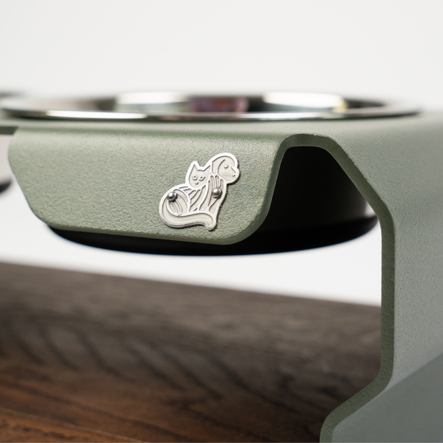 futterstation-olivgruen-tierischedel-detailaufnahme